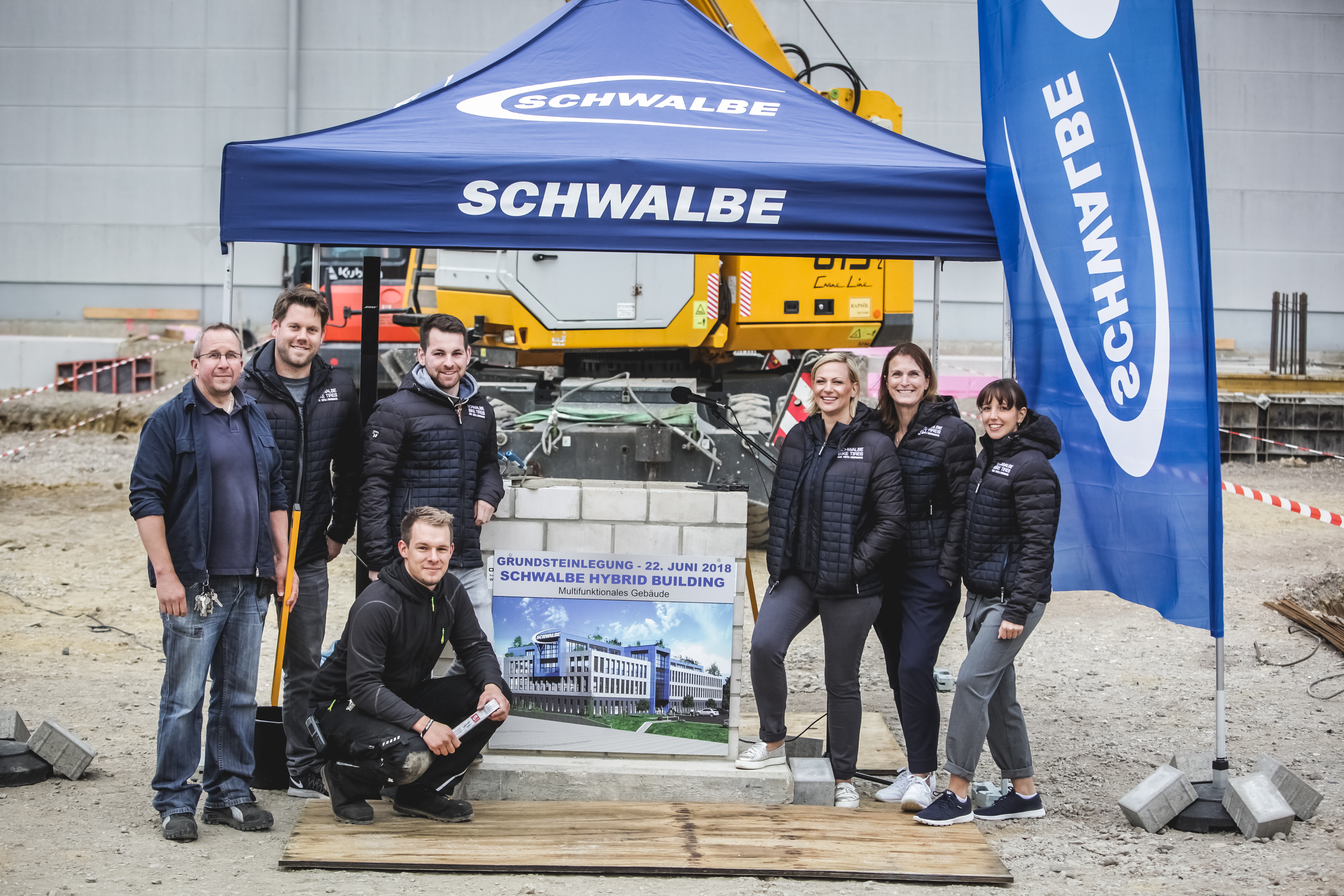 SCHWALBE BEZIEHT HYBRIDGEBÄUDE – SKULPTUR BEGRÜSST BESUCHER